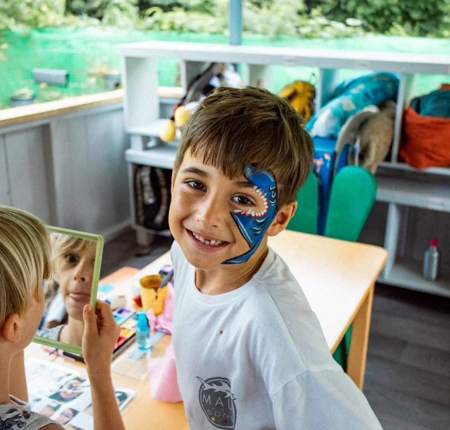 Activité ludique de maquillage pour les enfants des stages vacances à l’École Fare Anuanua à Moorea