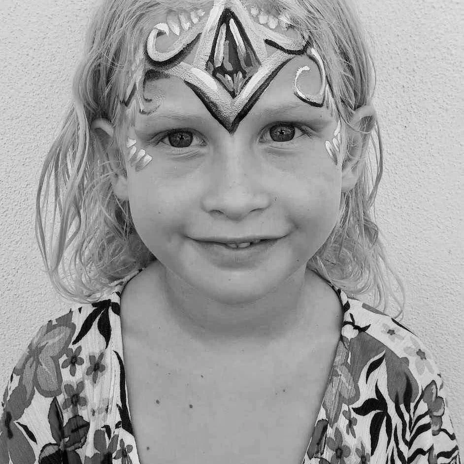 Résultat coloré d’un atelier maquillage pour enfants dans le cadre des activités Montessori à Moorea