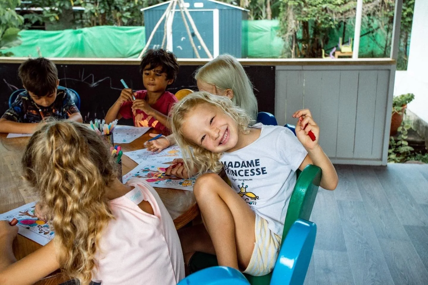 telier de coloriage organisé pendant les vacances scolaires pour stimuler la créativité des enfants à Fare Anuanua