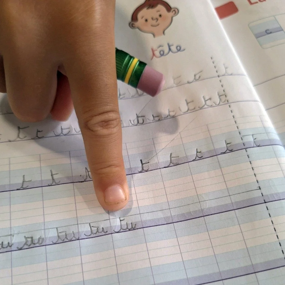 Utilisation du cahier d'écriture par des élèves pour explorer des concepts éducatifs à l’École Fare Anuanua