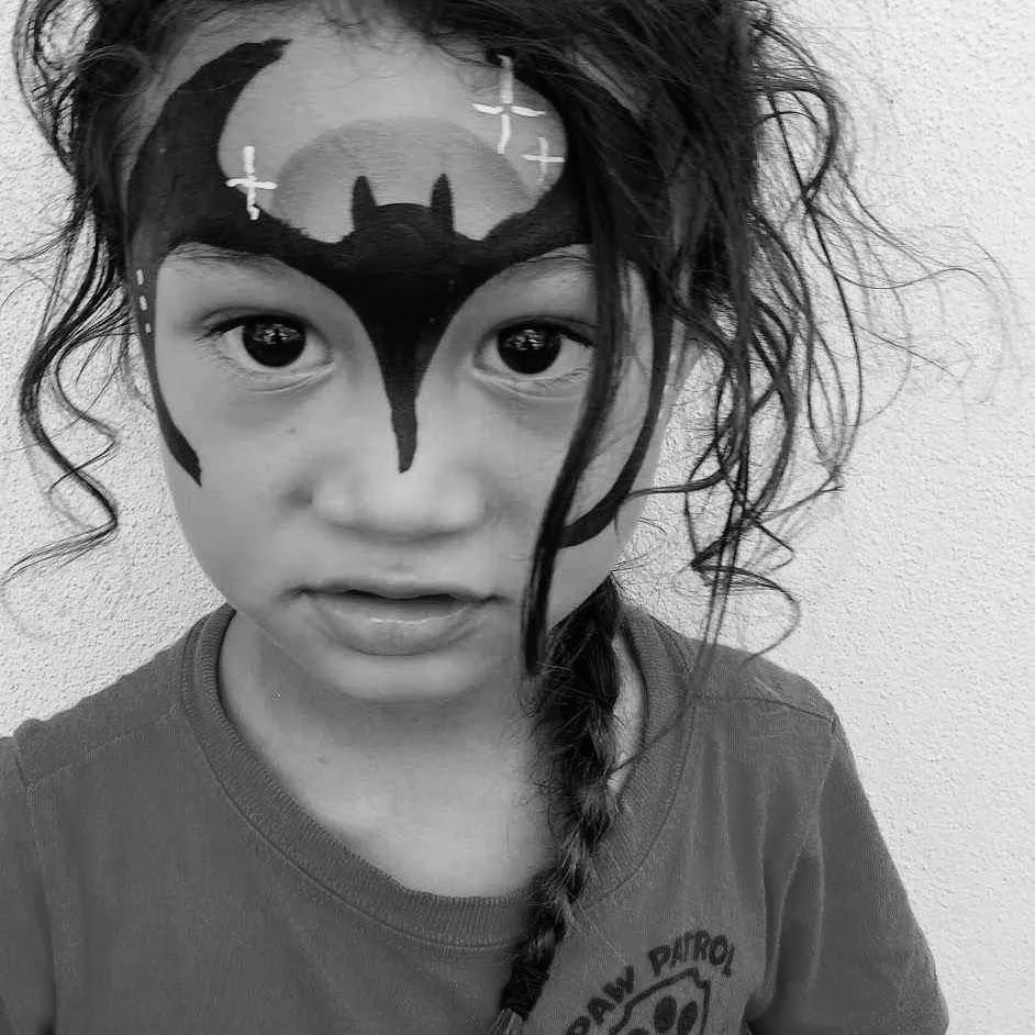 Enfant maquillé après un atelier créatif organisé pendant les stages vacances à l’École Fare Anuanua à Moorea