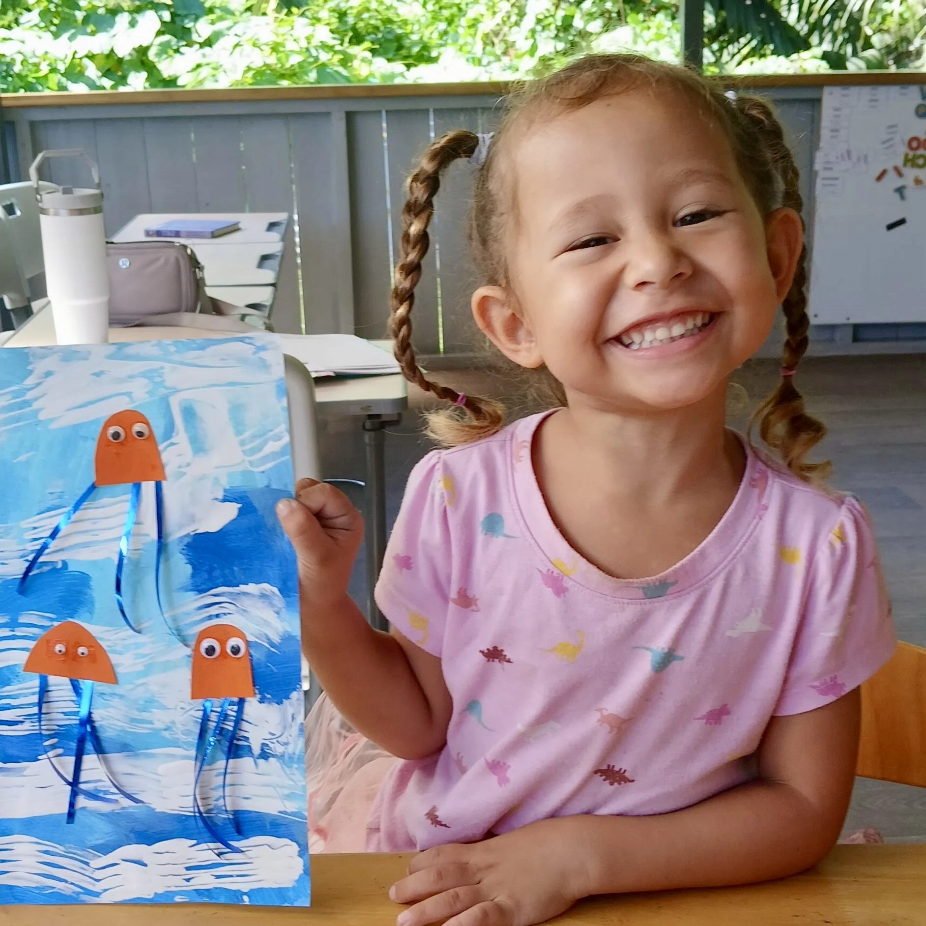 Enfant et sa création d'art plastique lors d'une activité Montessori à l’École Fare Anuanua à Moorea