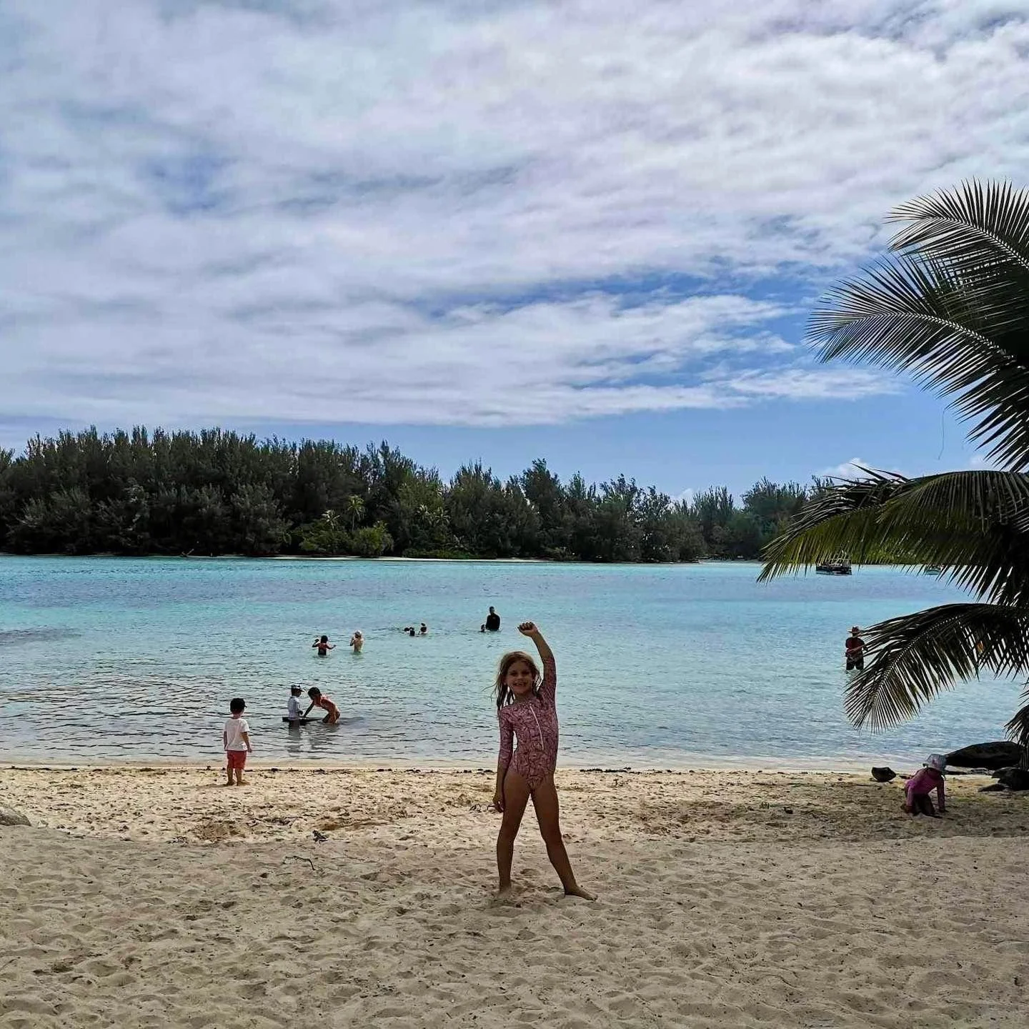 Enfants participant à une sortie au lagon de Tiahura pour découvrir la faune marine pendant les stages vacances de l’École Fare Anuanua