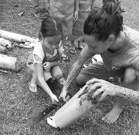 Atelier pratique de permaculture pour les enfants, combinant écologie et apprentissage autonome à Fare Anuanua