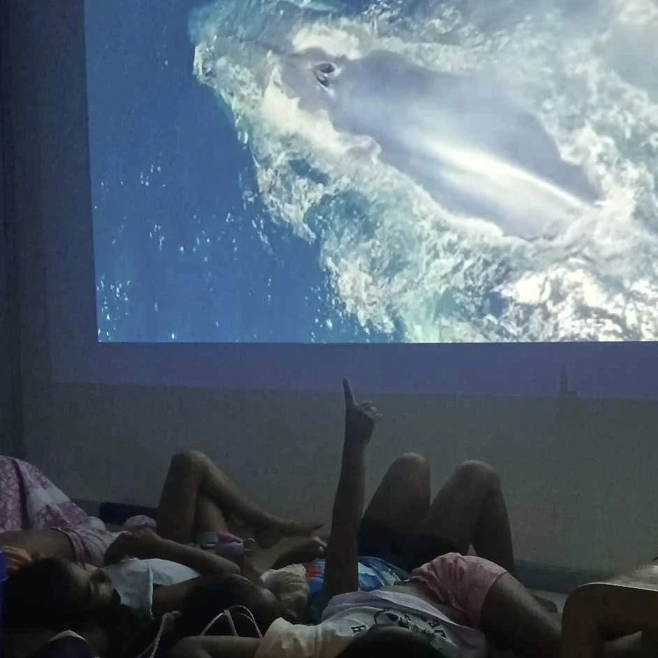 Enfants participant à un film pendant les stages vacances à l’École Fare Anuanua à Moorea