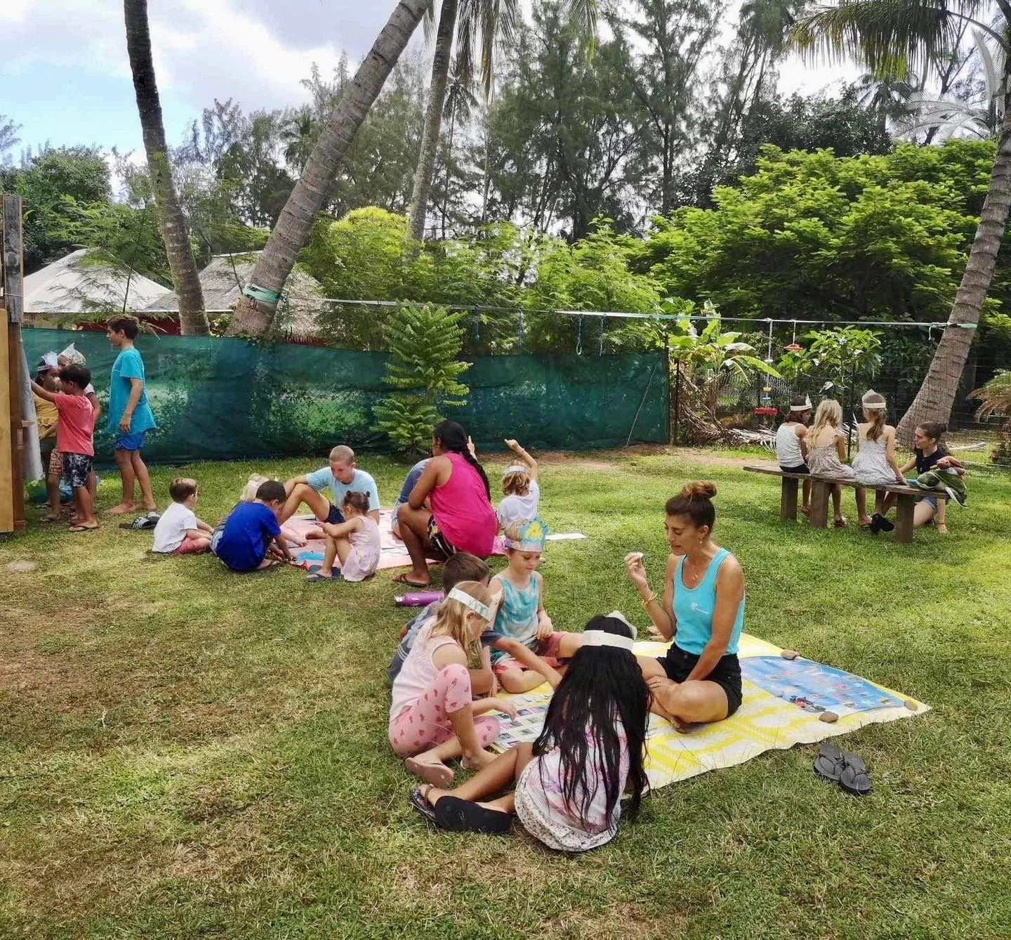 Atelier pédagogique animé par l’association Te Mana o te Moana dans le jardin de l’École Fare Anuanua à Moorea