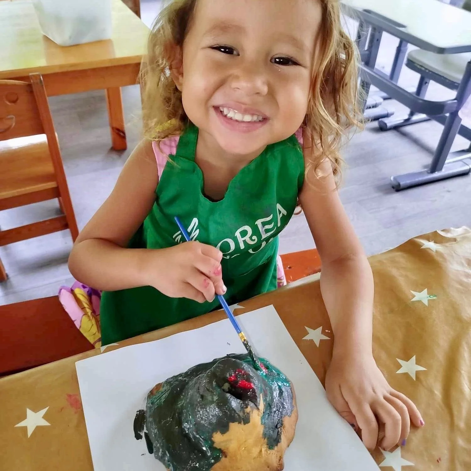 Enfants participant à un atelier de création de volcan pendant les stages vacances à l’École Fare Anuanua à Moorea