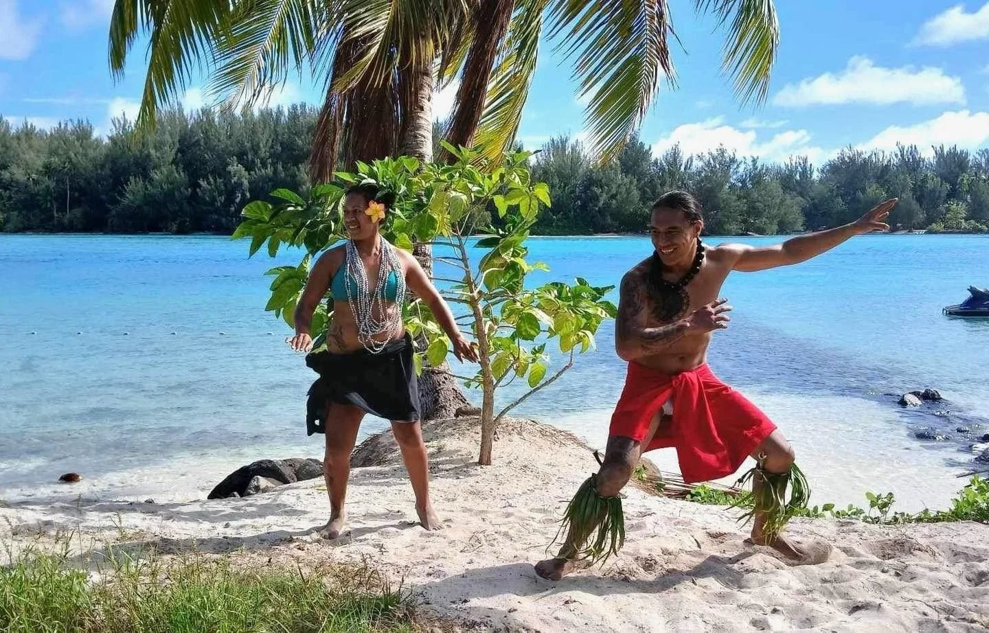 Danse traditionnelle tahitienne lors d’une sortie éducative et festive au lagon de Tiahura avec Fare Anuanua