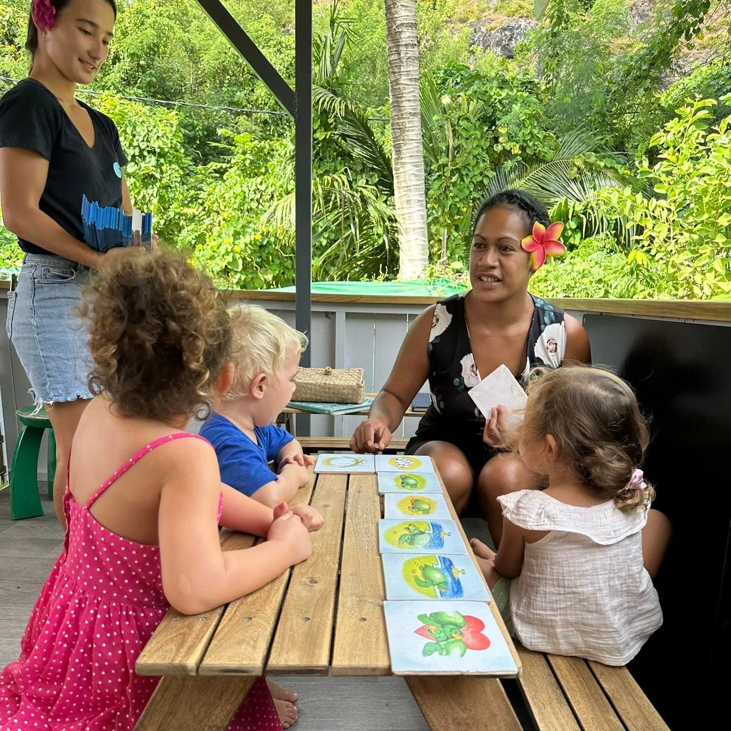 Assistantes Montessori présentant le cycle de vie de la tortue aux enfants de l’École Fare Anuanua à Moorea