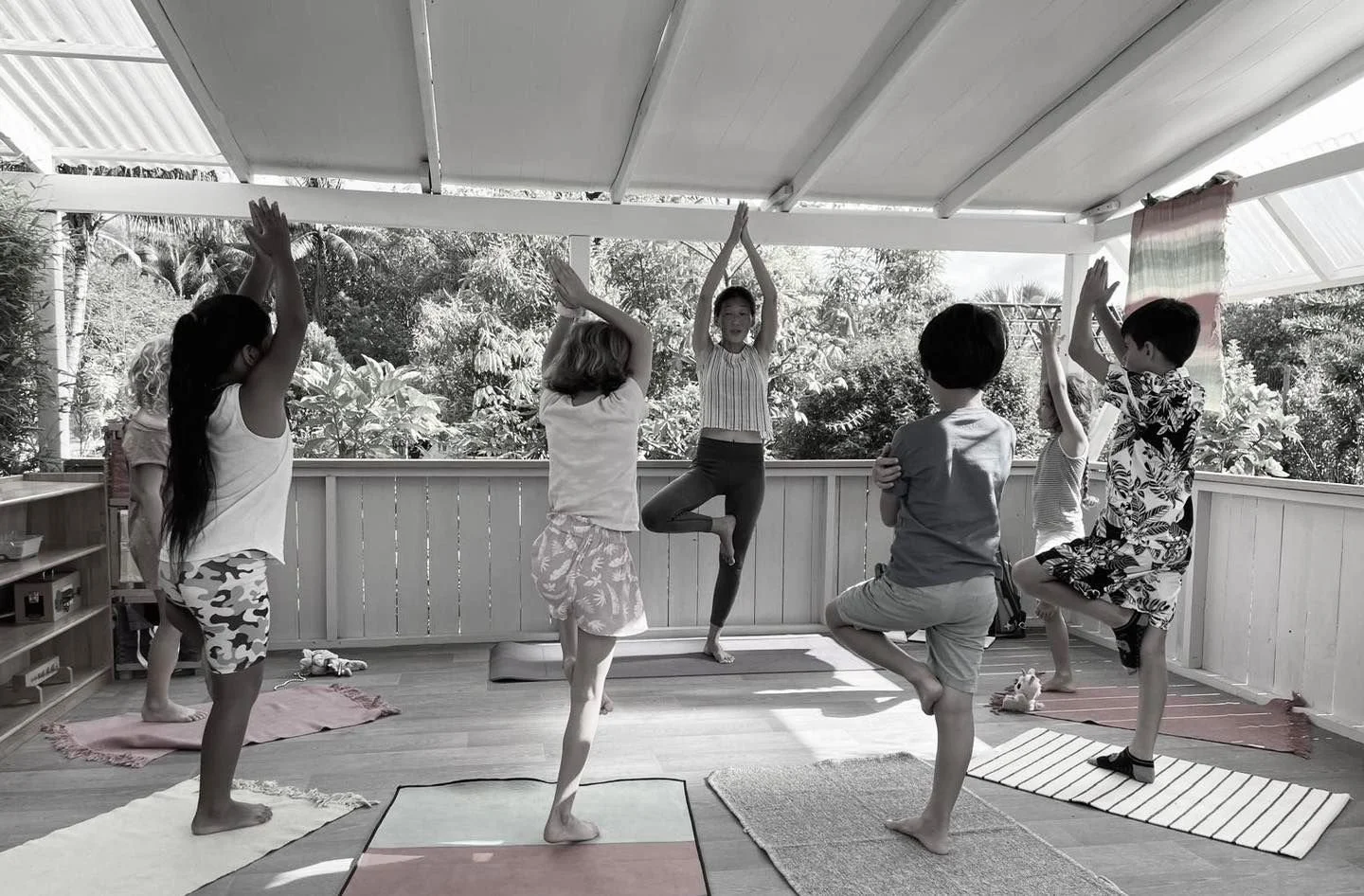 Enfants participant à une activité de yoga pour développer leur bien-être et leur concentration à l’École Fare Anuanua à Moorea