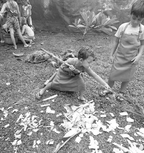 Enfant participant à des ateliers de permaculture pour apprendre les principes de jardinage écologique à l’École Fare Anuanua à Moorea
