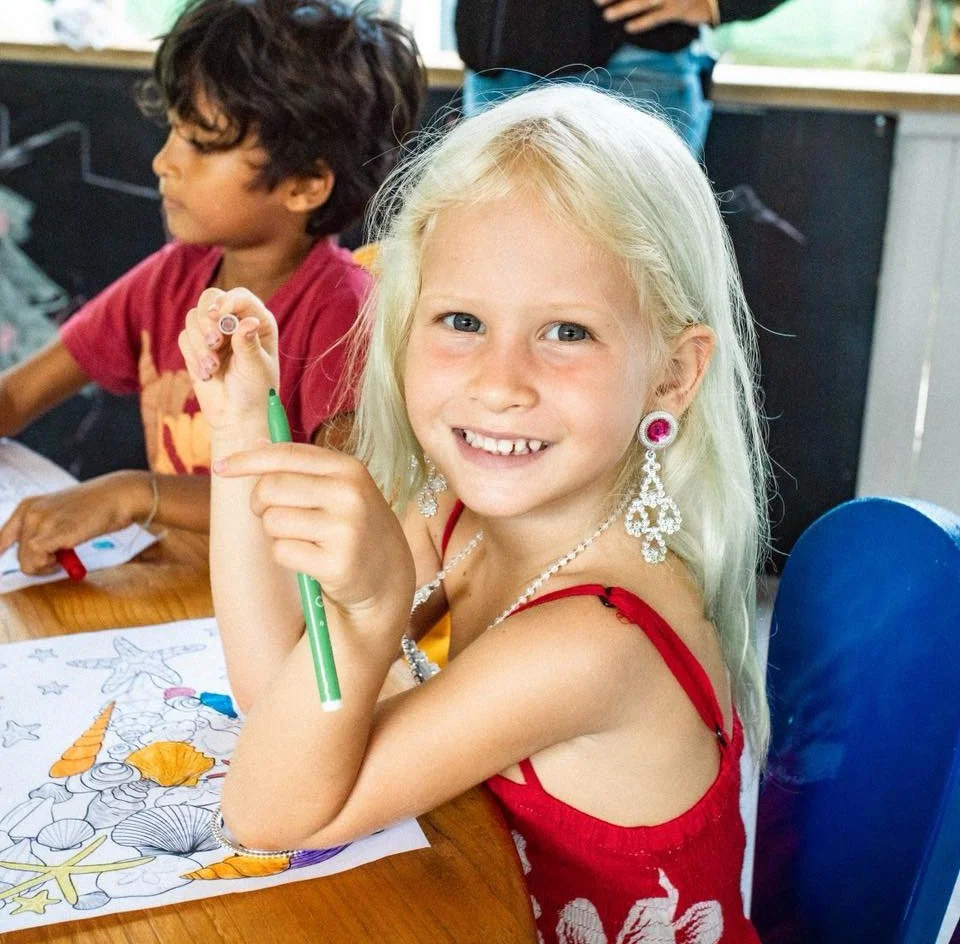 Enfants participant à un atelier de coloriage pendant les stages vacances à l’École Fare Anuanua à Moorea
