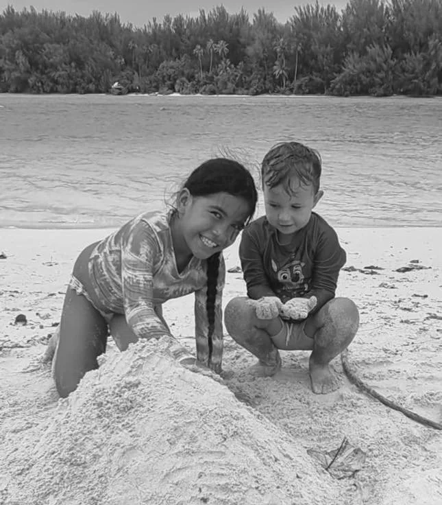 Activité en plein air pour les enfants au lagon de Tiahura, organisée dans le cadre des stages vacances du Fare Anuanua  à Moorea