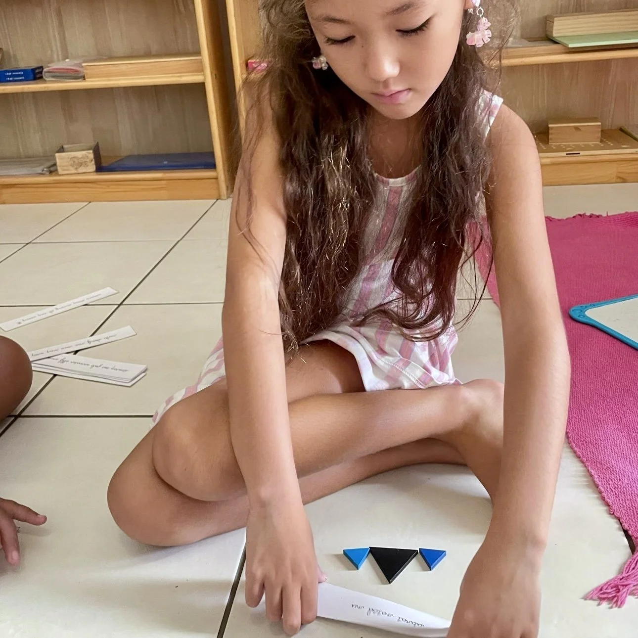 Enfant utilisant du matériel Montessori au Fare Anuanua