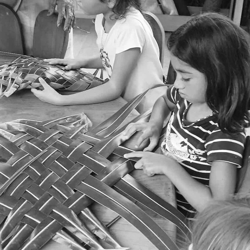 Atelier tressage au Fare Anuanua