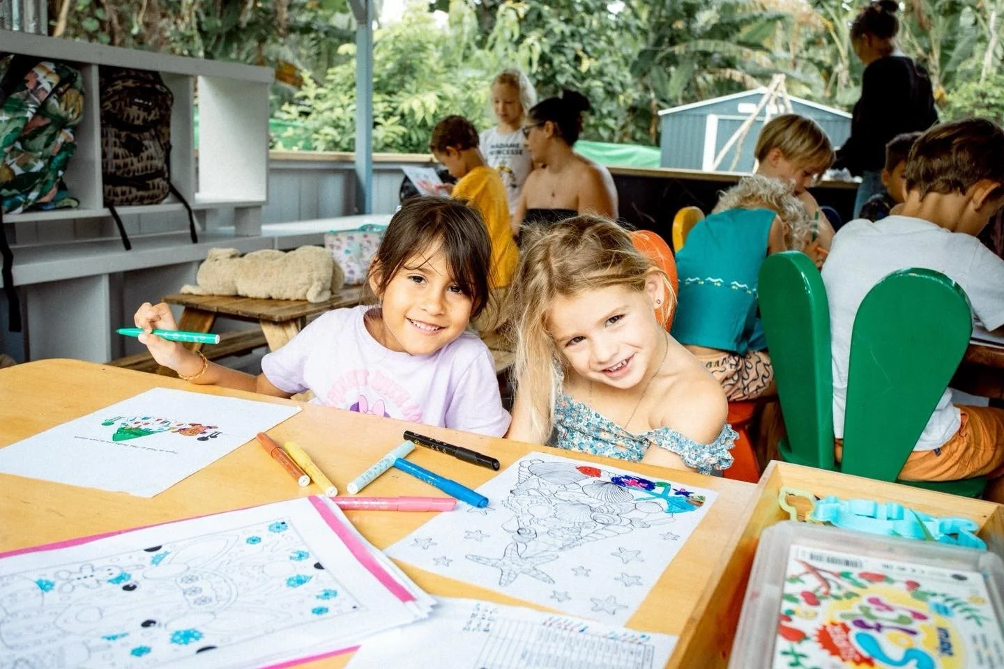 Enfants participant à des ateliers de coloriage pendant les stages vacances à l’École Fare Anuanua à Moorea