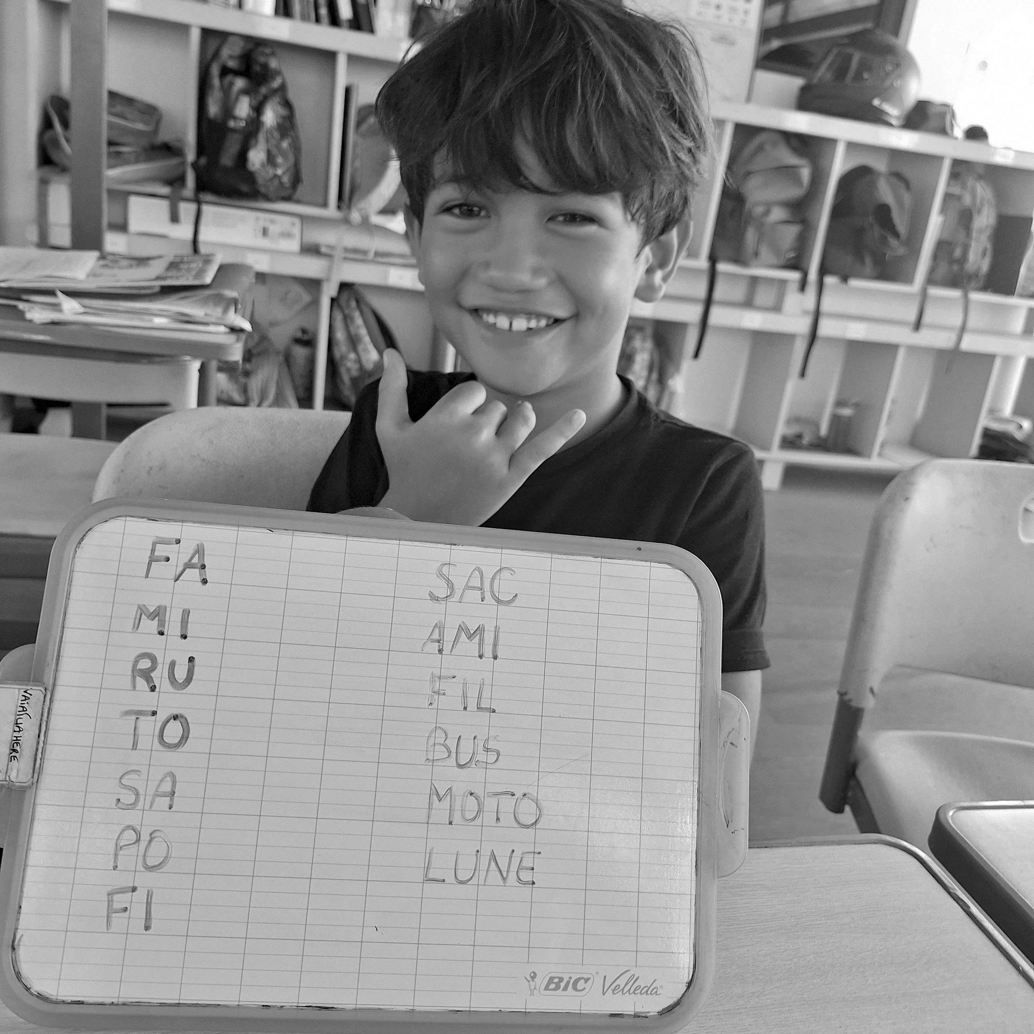 Activité en élémentaire : un enfant travaille avec le matériel pédagogique à Moorea