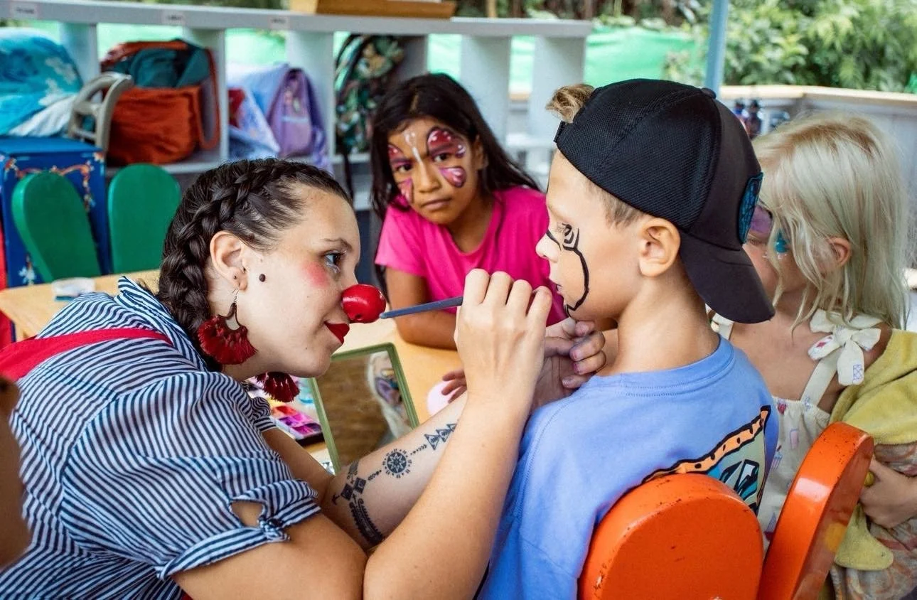 Activité ludique de maquillage pour enfants, organisée lors des stages vacances à Fare Anuanua à Moorea