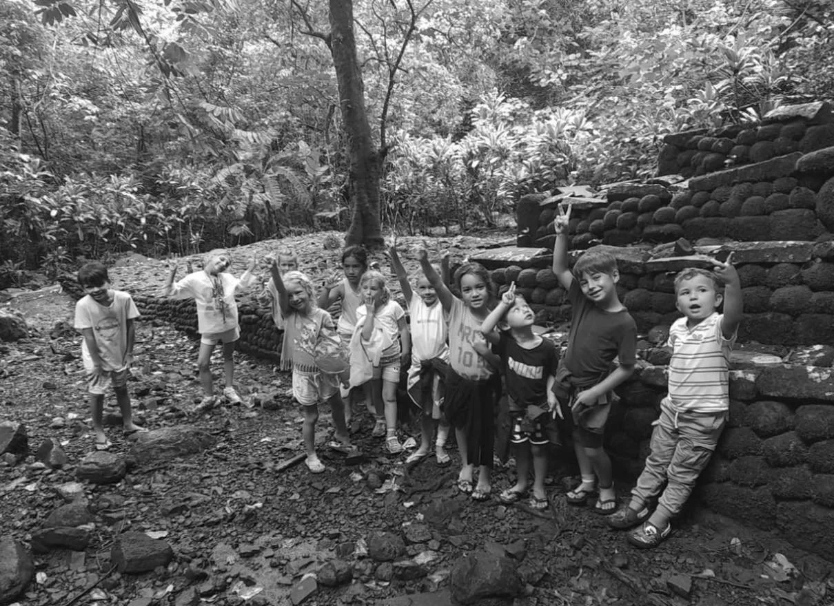 Enfants de l’École Fare Anuanua participant à un atelier de création de paréos à Moorea