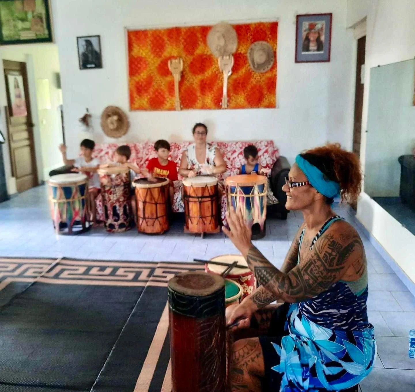 Enfants participant à un atelier de percussion polynésienne pendant les stages vacances de l’École Fare Anuanua à Moorea