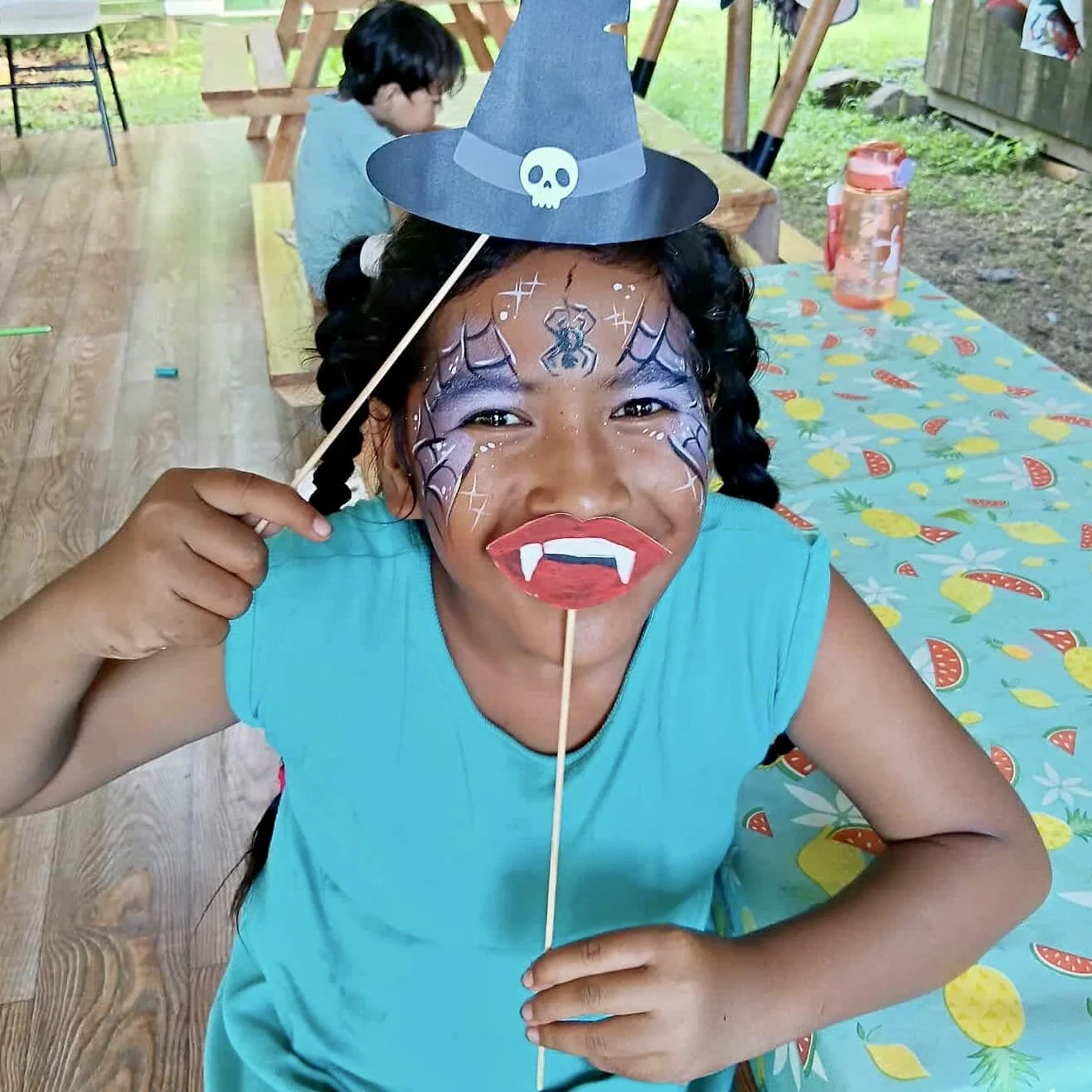 Enfant participant au stage vacances du Fare Anuanua