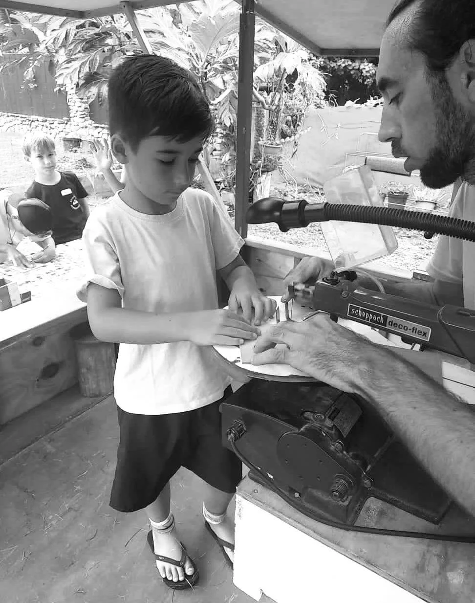Enfants participant à un atelier de menuiserie pour fabriquer des objets en bois pendant les stages vacances à l’École Fare Anuanua