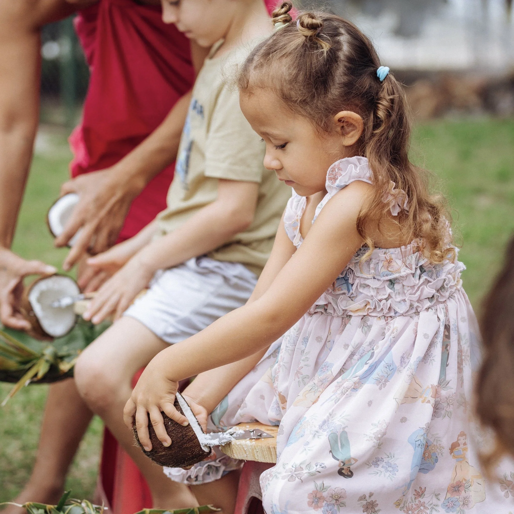 Enfant rapant une coco au Fare Anuanua