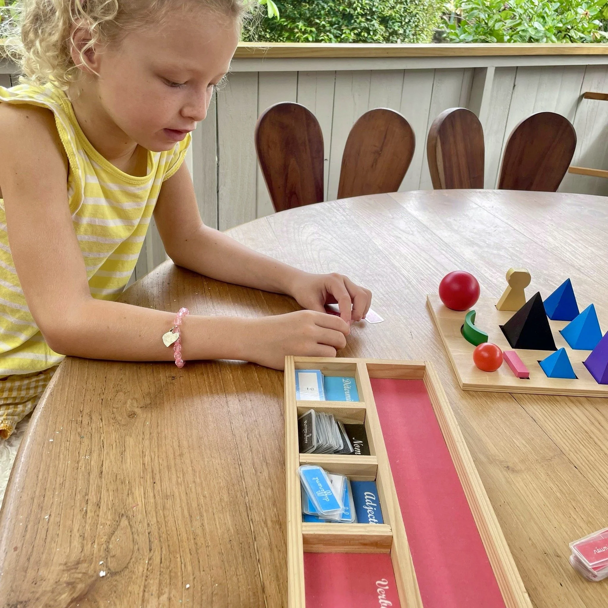 Enfant utilisant du matériel Montessori au Fare Anuanua