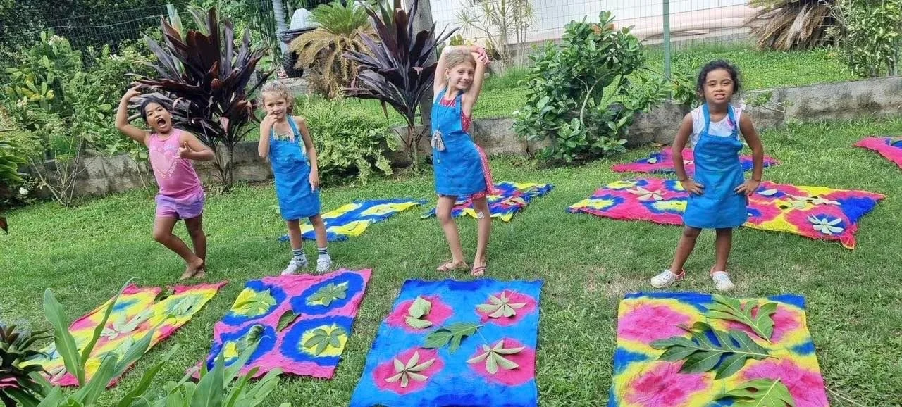 Enfants de l’École Fare Anuanua participant à un atelier de création de paréos à Moorea