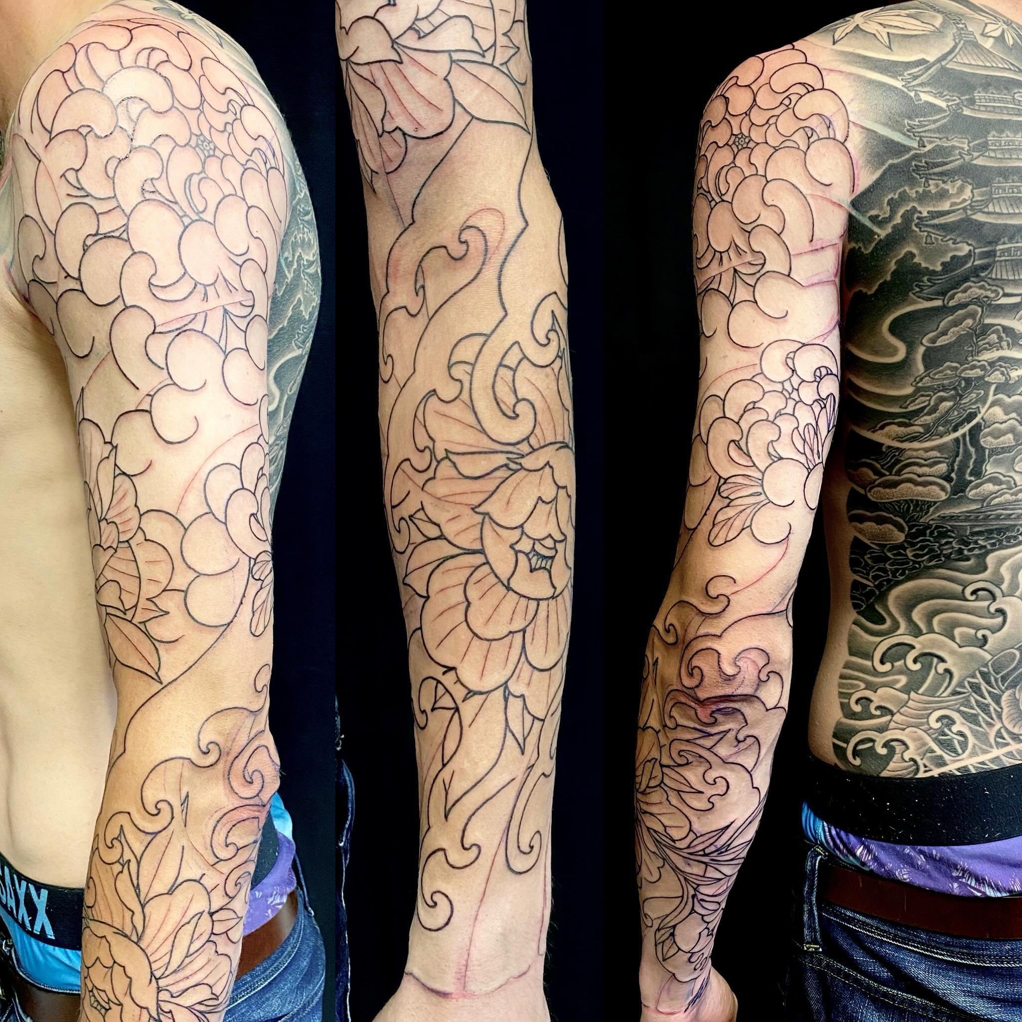 Backpiece almost finished, why not start the arm next? 
.
.
.
.
.
.
.
.

#tattoo #tattoos #tattooed #tattooartist #cohenfloch  #victoriatattoo #yyjtattoo #vanisletattoo  #vancouvertattoo #tattoodo  #inked #刺青 #tattooworkers #tattoolife