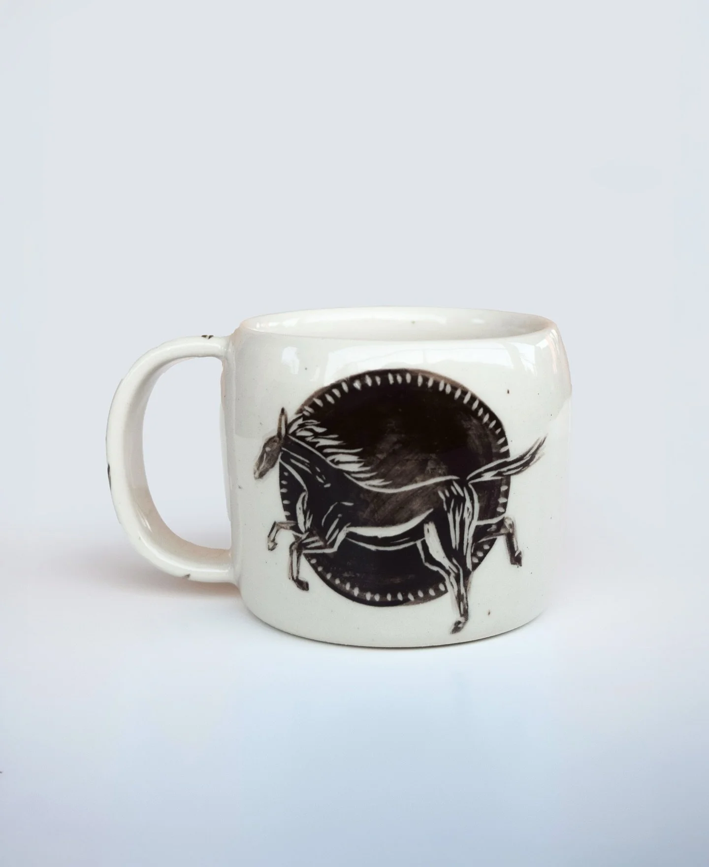 Wild horses (and bunnies too) 🐎 𖦹 ⋆｡&deg;✩

Stoneware sgraffito mug, already sold but needed this one to live on my feed forever ~~

#ceramics #bmix #horseloversofinstagram #lol #sgraffito