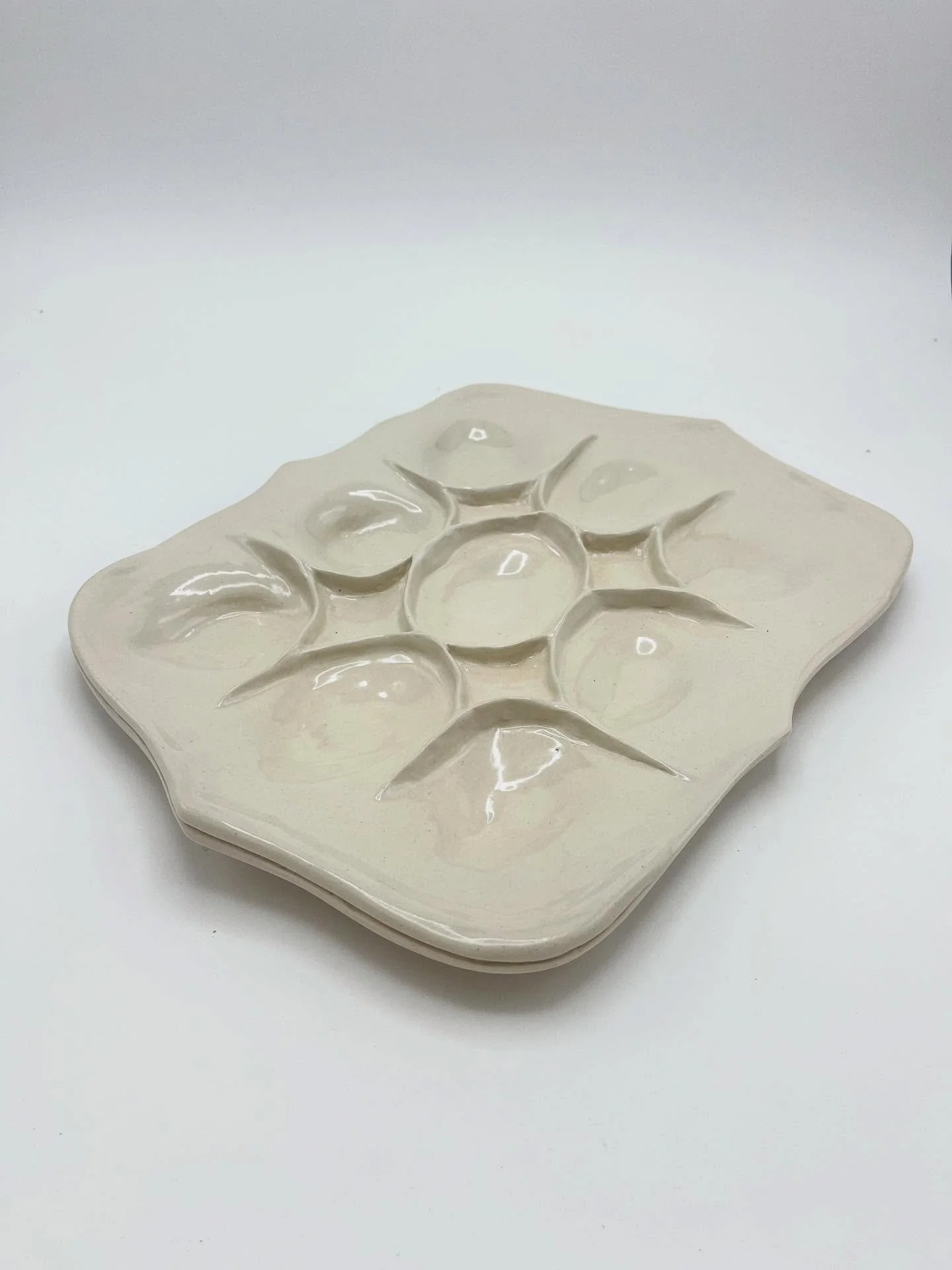 Oyster Platter 3.0 🦪✨✨✨

Pretty excited about the diamond design I came up for this to properly hold your oysters, mignonette, lemon, cocktail sauce, and hot sauce. When I was in Portland, ME, last month I went to @portlandoystershop w/ @sophiaeliza