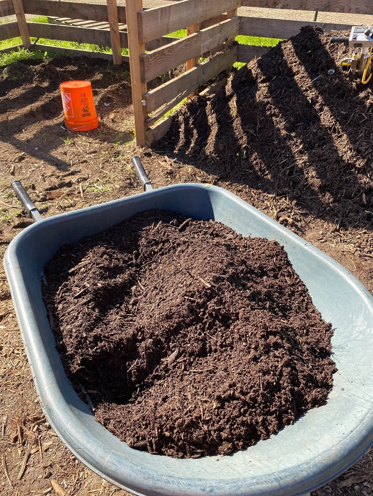 Applying 961 lbs of our finished compost to the garden beds 👨🏽&zwj;🌾 Our compost consists of a great mix of food scraps, plant trimmings,aged chicken manure, and duck pond water, which will provide lots of nutrients and feed our plants all winter 