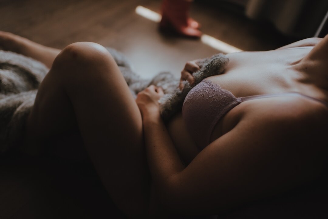 While the light is perfect indoors this time of year... I'm itching to go outdoors! Whose keen on some outdoor boudoir or bikini portraits?⁣
#boudoircollective #bodypositivity #bridalboudoir #femaleboudoirphotographer #canterburybride #giftforyoursel