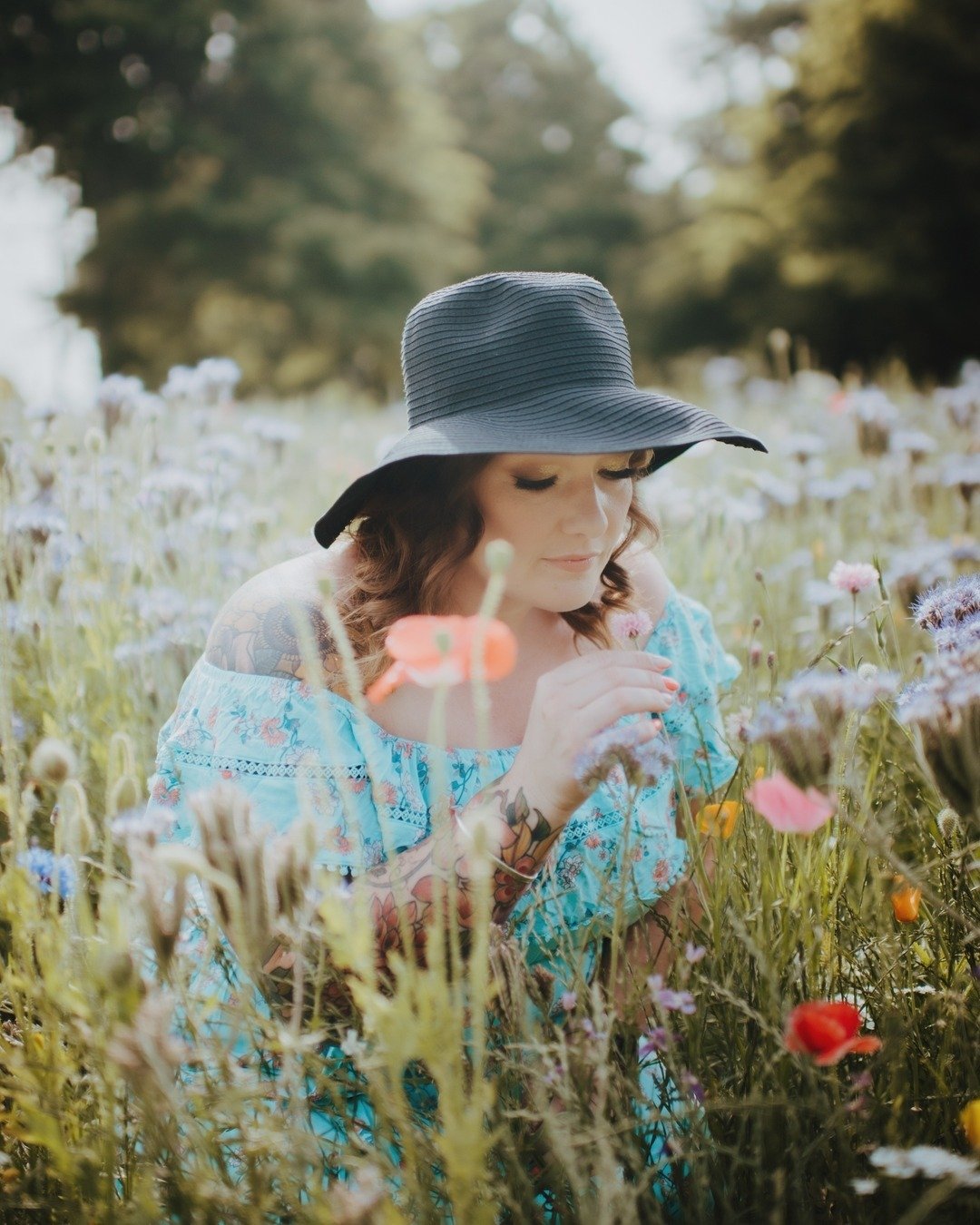 Take the time to smell the flowers and reconnect

@jimjam_xo
angelahrosemua

#feminineportraiture #natureportrait #wildflowers #womensphotoshootideas #summerportraits