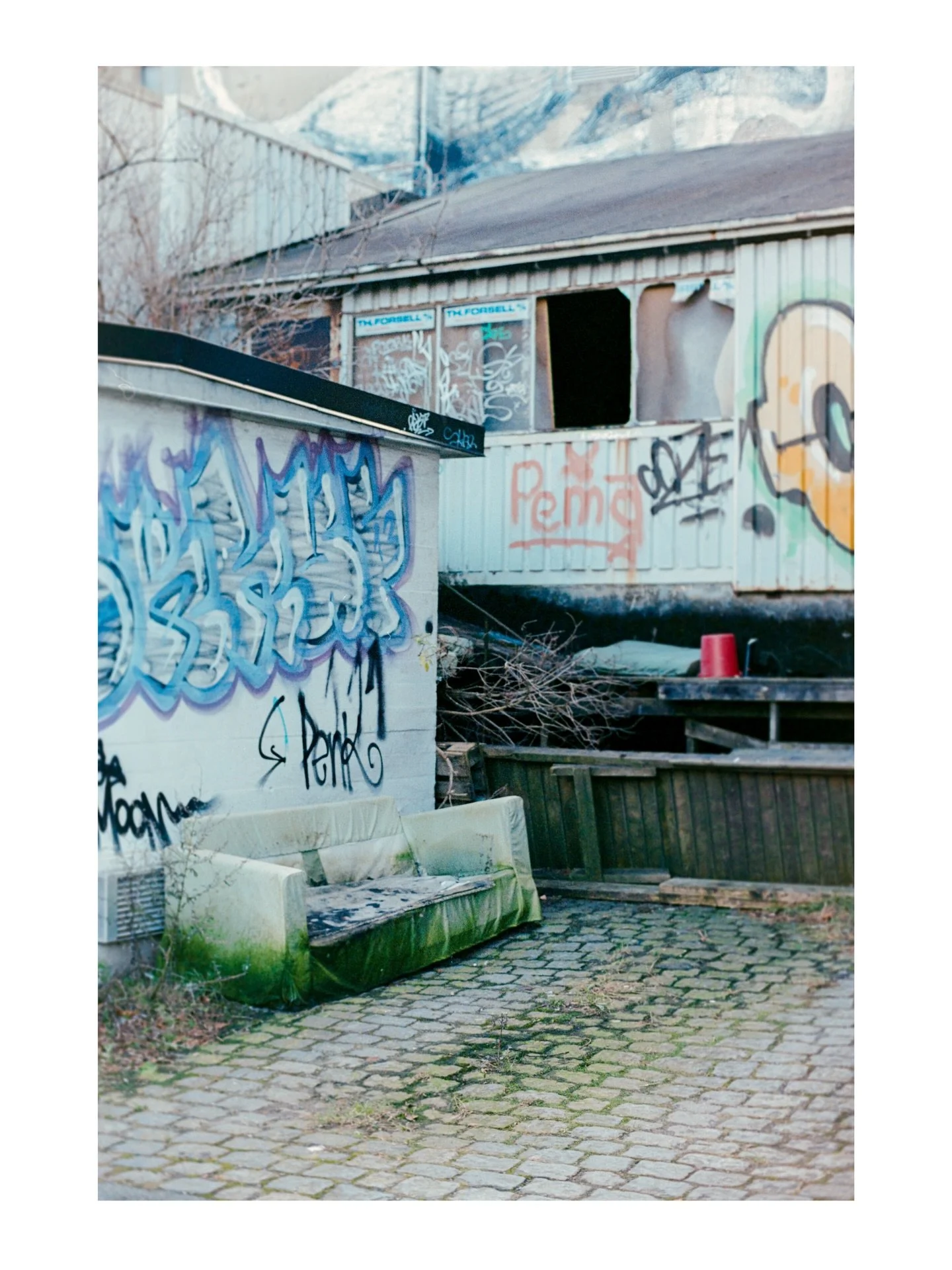 A place to sleep.2025
&bull;Nikon F3
&bull;Portra 400
&bull;
&bull;
&bull;
&bull;#analogue #analogphotography #35mm #film #kodakclub #kodak #kodakportra400 #portra400 #streetphotography #cityscape #hardtimes #streetart #graffiti #nikon #nikonf3 #niko