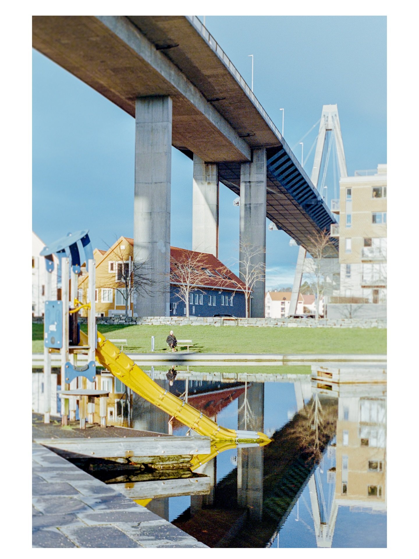 East side. 2025.
&bull;Nikon F3
&bull;Portra 400
&bull;
&bull;
&bull;
&bull;#analogue #analogphotography #film #35mmfilm #streetphotography #cityphoto #stavanger #norway #nikon #nikonf3 #kodak #portra400 #norgefoto #stavangerfoto #graffiti #streetart