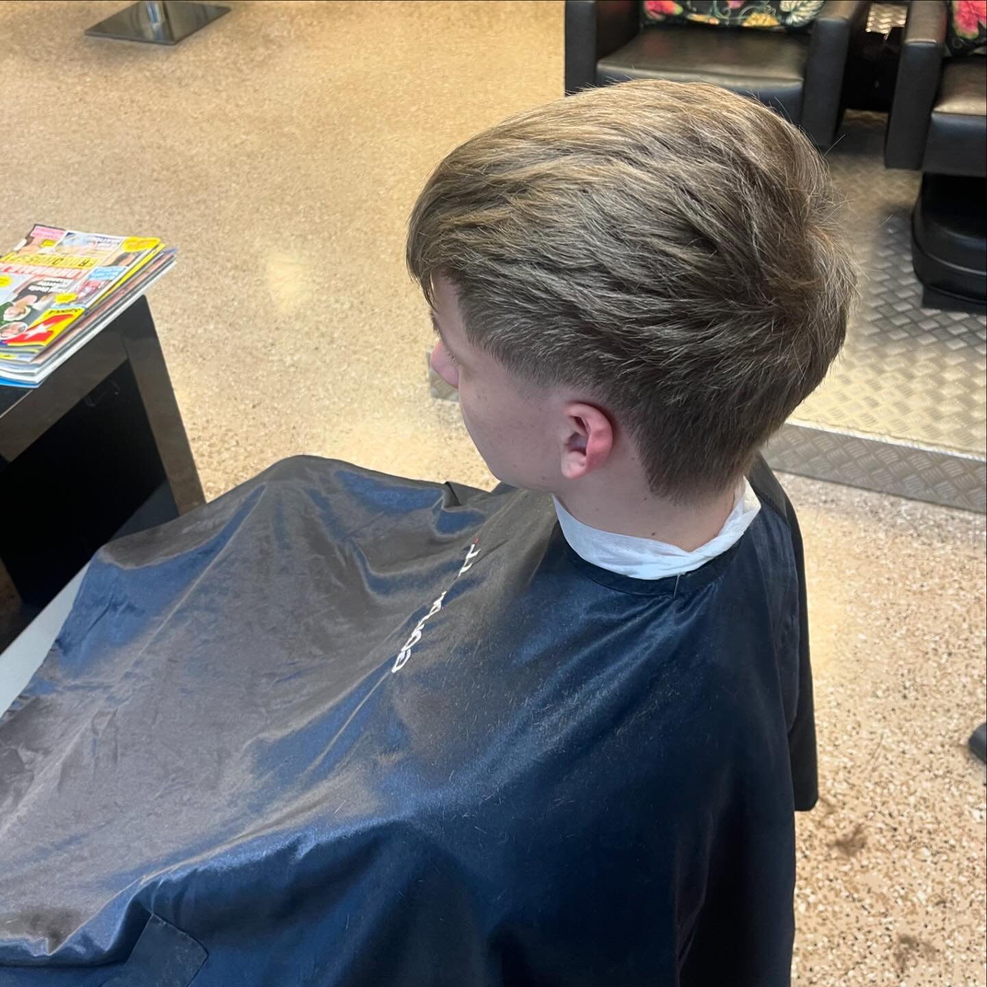 Matala mullet parturileikkaus @hair_by__mel , lopputuloksen oikealla puolella aina ennen-kuvat