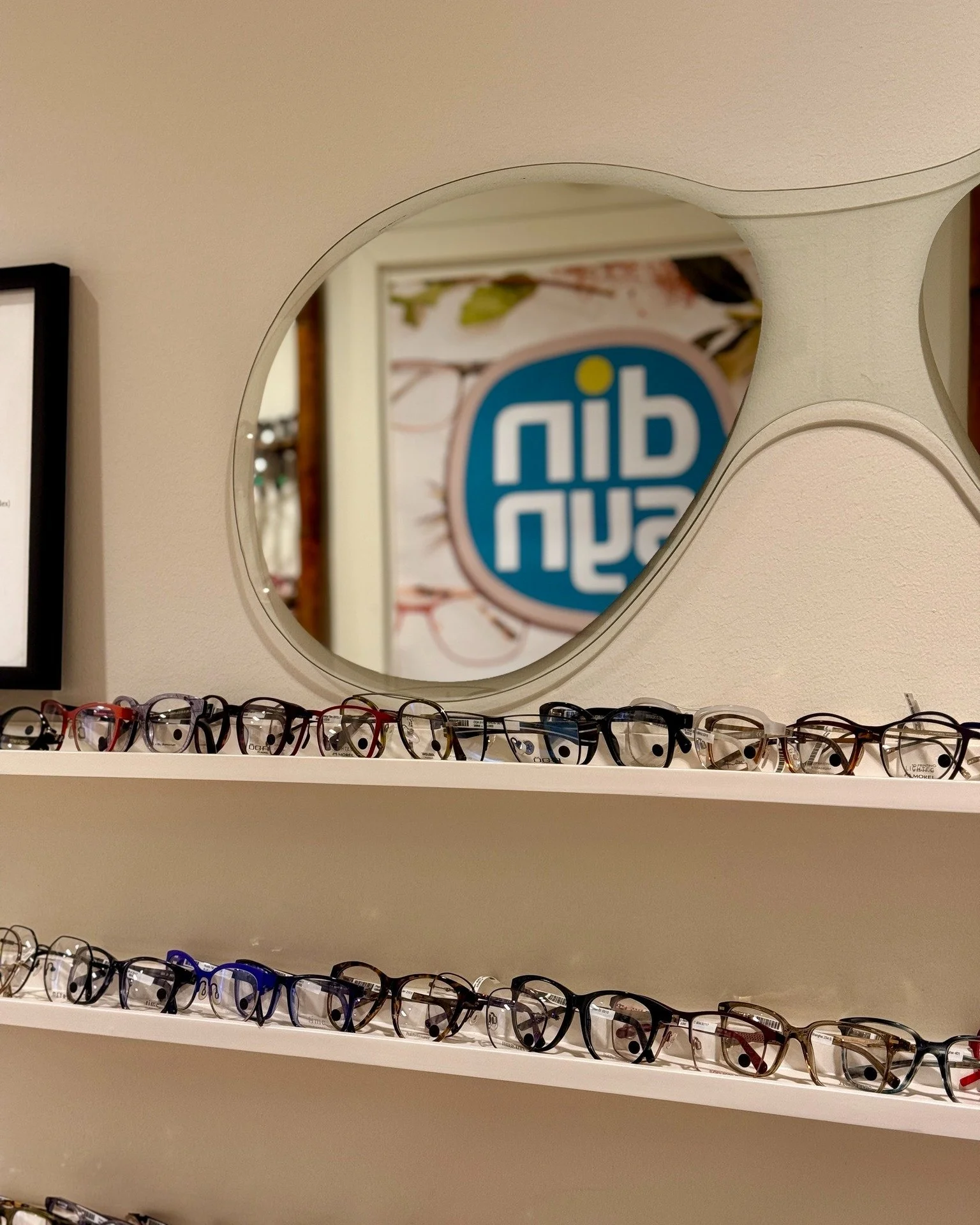 Din Syn Viksjö Optik är din lokala optiker med fokus på service, kvalité och omtanke!
Vi är den personliga butiken som sätter dig och dina behov i fokus. Vi älskar mötet med olika människor och kaffet