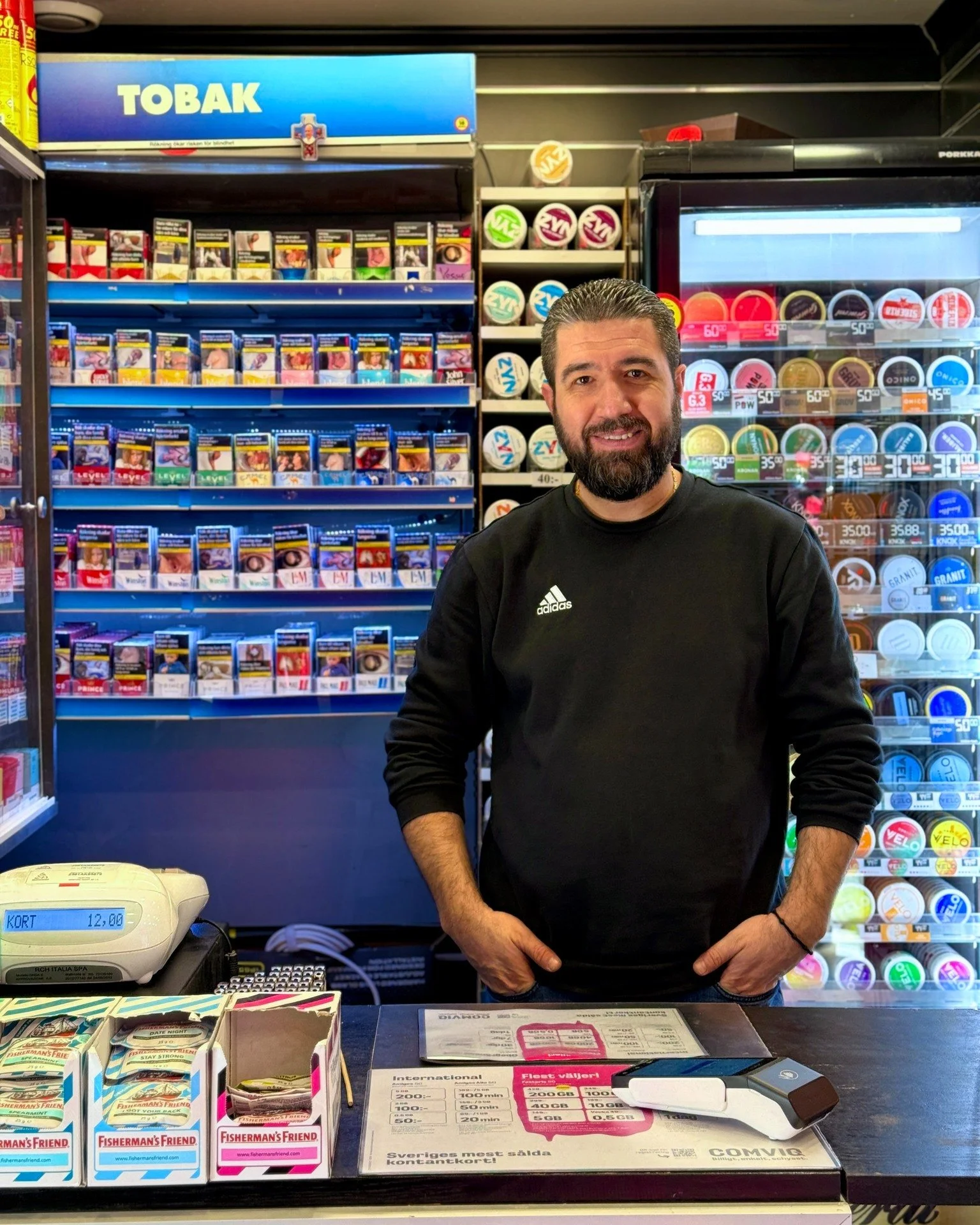 Välkommen till oss på JN Kiosk och Tobak. 👋
I vår lilla kiosk hittar du allt från godis, chips och läsk till energidryck, tidningar och tobak. 
📍 JN KIOSK OCH TOBAK
Vardagar 08.30 – 20.00
Lördag 10.00 &ndash