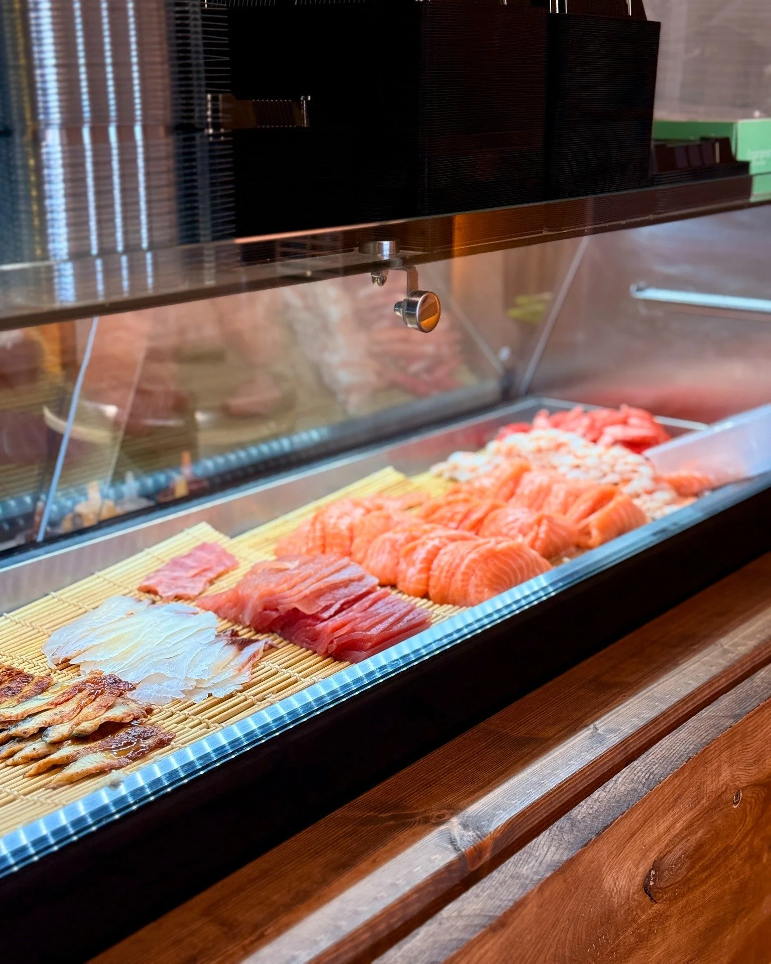 Hos Akasaka Sushi är kvalitet vår högsta prioritet. Vi använder bara fisk som är noga utvald för att garantera färskhet och bästa smak i varje tugga. 🍣
Välkommen in till oss och smaka skillnaden sjä