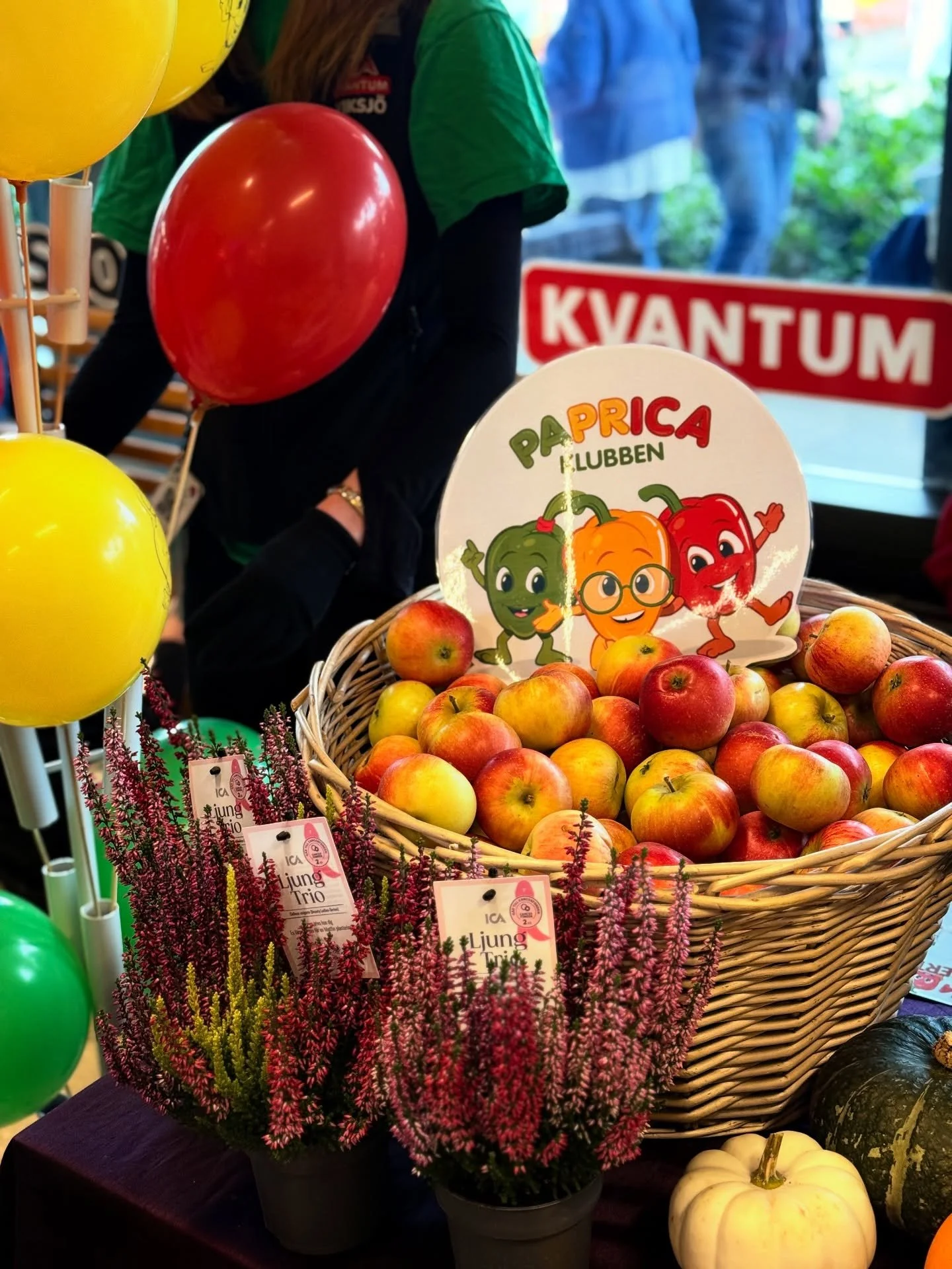 Vilken dag vi fick tillsammans i Viksjö Centrum! 🍂☀️
Stort tack till alla besökare, hantverkare, föreningar och verksamheter som gjorde årets höstmarknad till en succé. Vi är så glada att få samla V