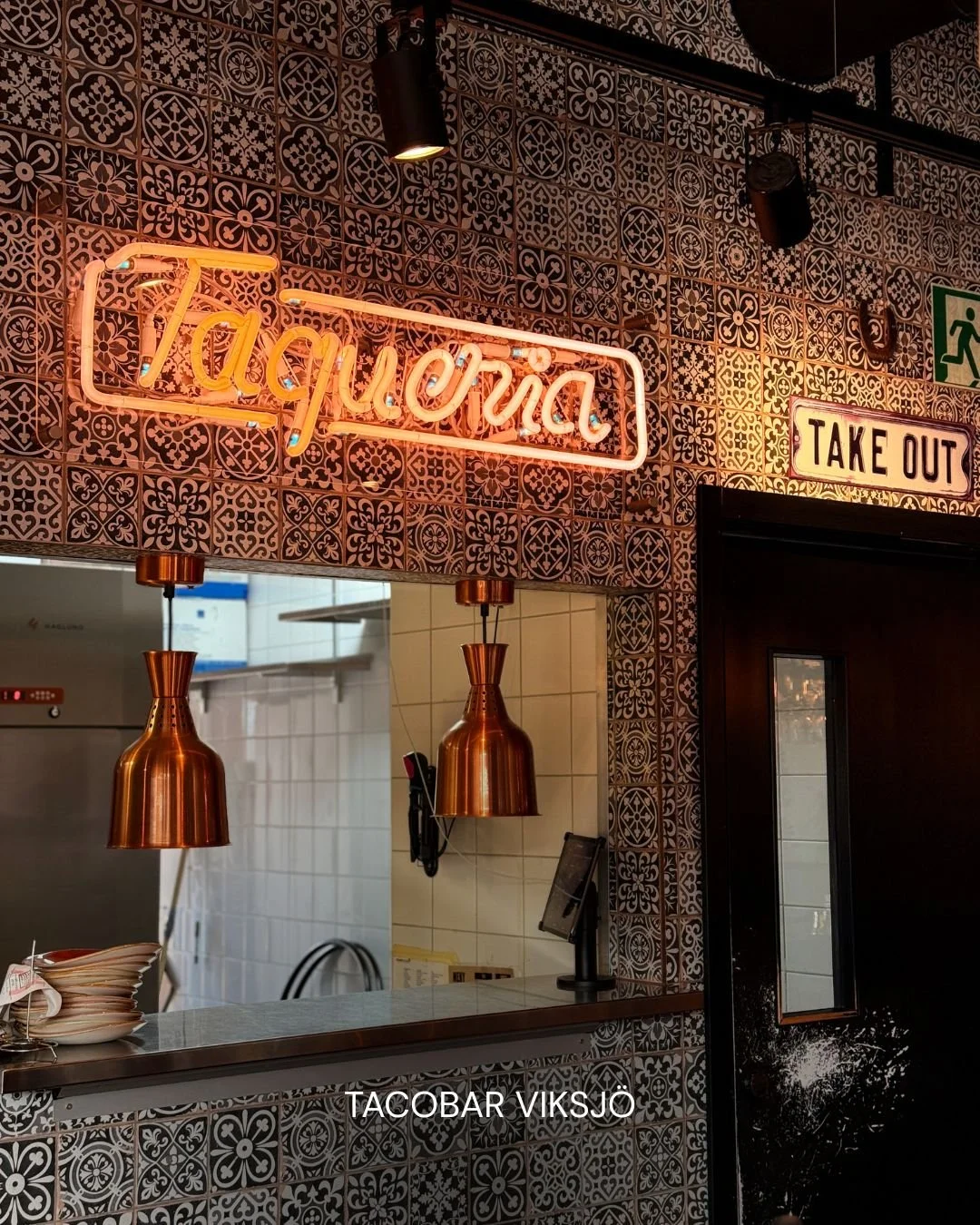 Välkommen till Tacobar Viksjö – vi erbjuder våra klassiska Texmexrätter till lunch och middag. 🌮
Välj bland våra klassiker Nacho de Luxe eller Soft Taco, smaka något smarriga tillbehör, testa Quesadi