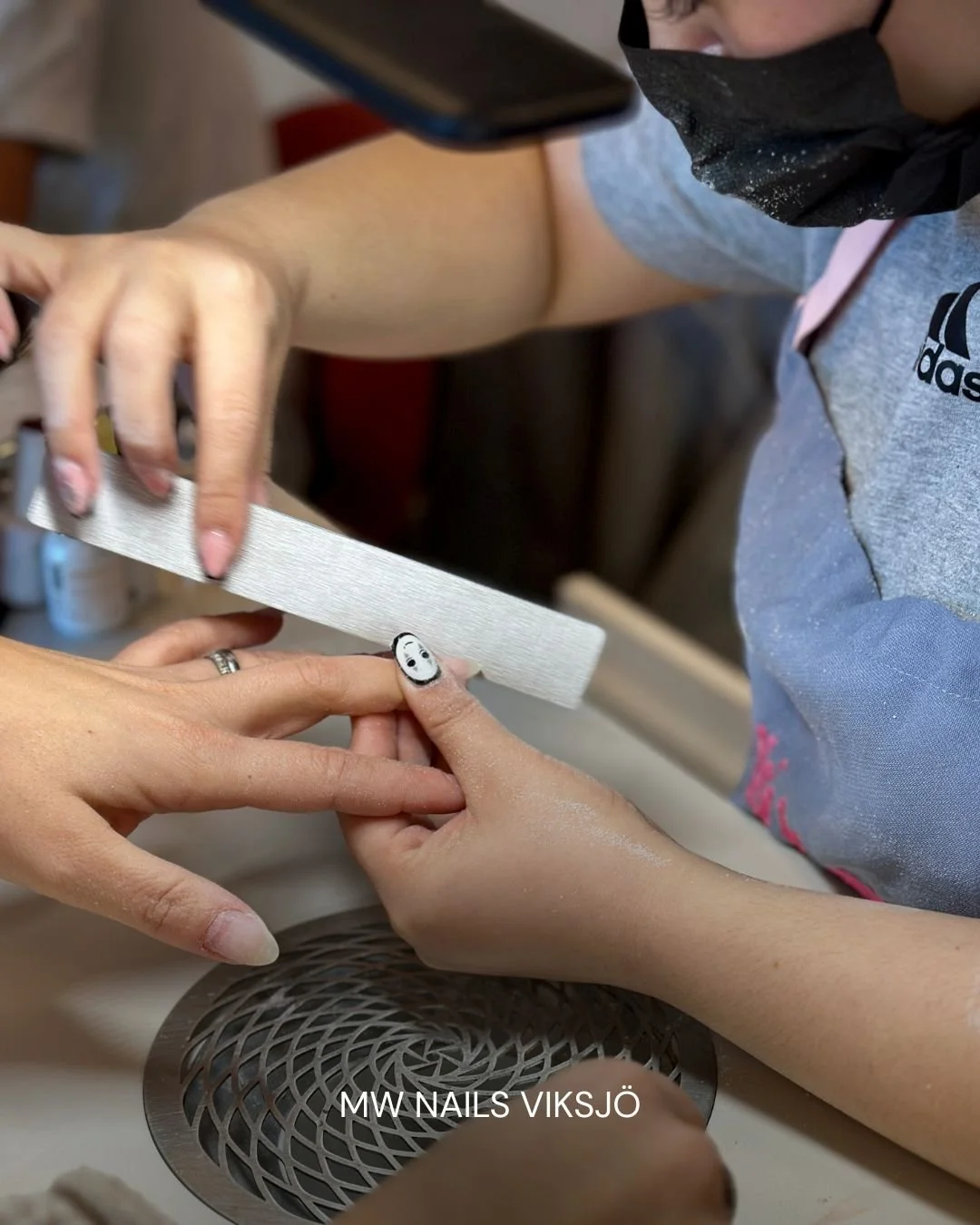 Halloweennaglarna väntar på dig hos MW Nails Viksjö 💅
Letar du efter det där lilla extra inför Halloween? Vi hjälper dig skapa naglar som matchar din look – allt från subtila hösttoner till spindeln&a