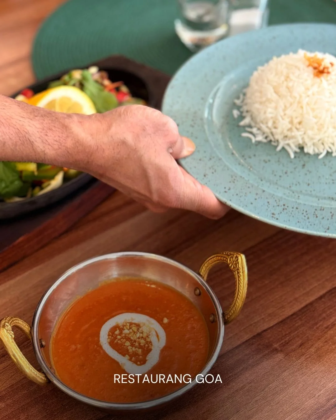 Upptäck Restaurang Goa – där Indien smakar som hemma 🍛
Dröm dig bort till kryddiga dofter, färgstarka smaker och värmande indisk mat. Vi serverar äkta indisk mat, från klassiska curryrätter och naan‑br