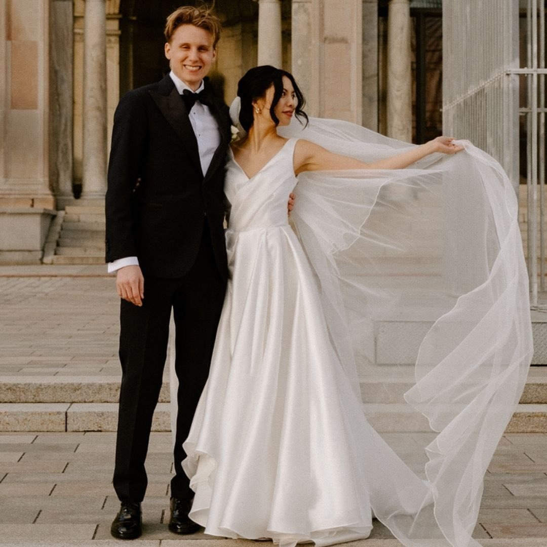 Grattis and Congratulations to the wonderful Michelle and Johan. Their wedding was such a gorgeous event at @nationalmuseumswe. Planning : @cimplier. The bride wore a beautiful gown from @stockholmbrudochfest. 
I can&rsquo;t wait to share more of thi