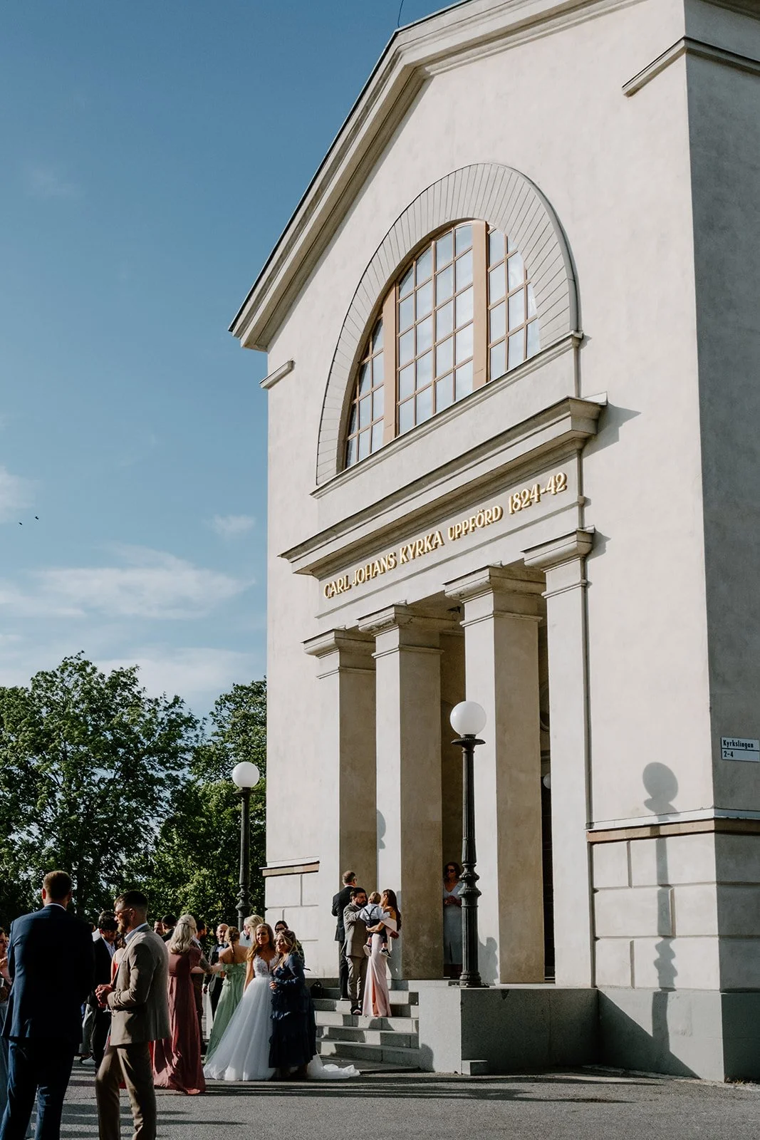 Cocktail hour wedding outside of Eric Ericsonhallen photographed by Birgit Walsh
