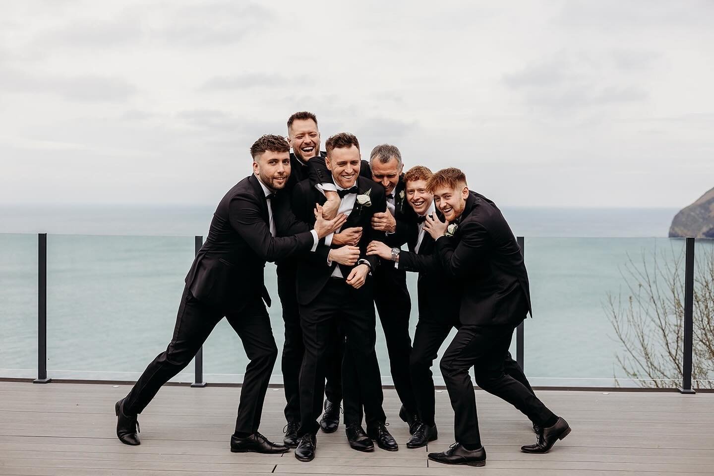 🎉Lads lads lads 🎉
The evening turnaround on your wedding day is the perfect time to get your bridesmaids and groomsmen out for some fun shots (especially if they&rsquo;ve had a drink 🍻) 
.
.
.
.
#sandycove #sandycoveweddings #sandycoveweddingphoto