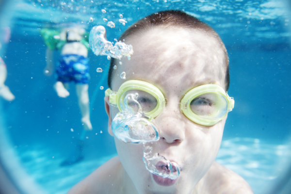 kids-swimming-underwater-in-a-swimming-pool-in-sum-SLH837Z.png