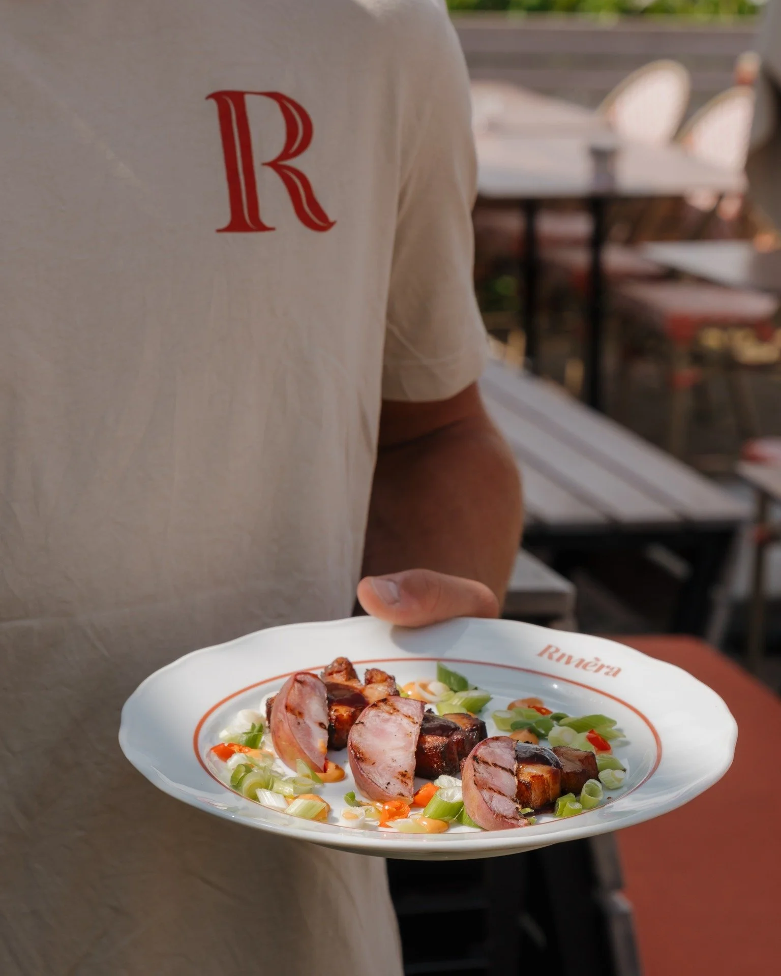 Zoet ontmoet pittig. Buikspek met perzik, hoisin en spicy mayo🌶️

#riviera #restaurant #ouderkerkaandeamstel